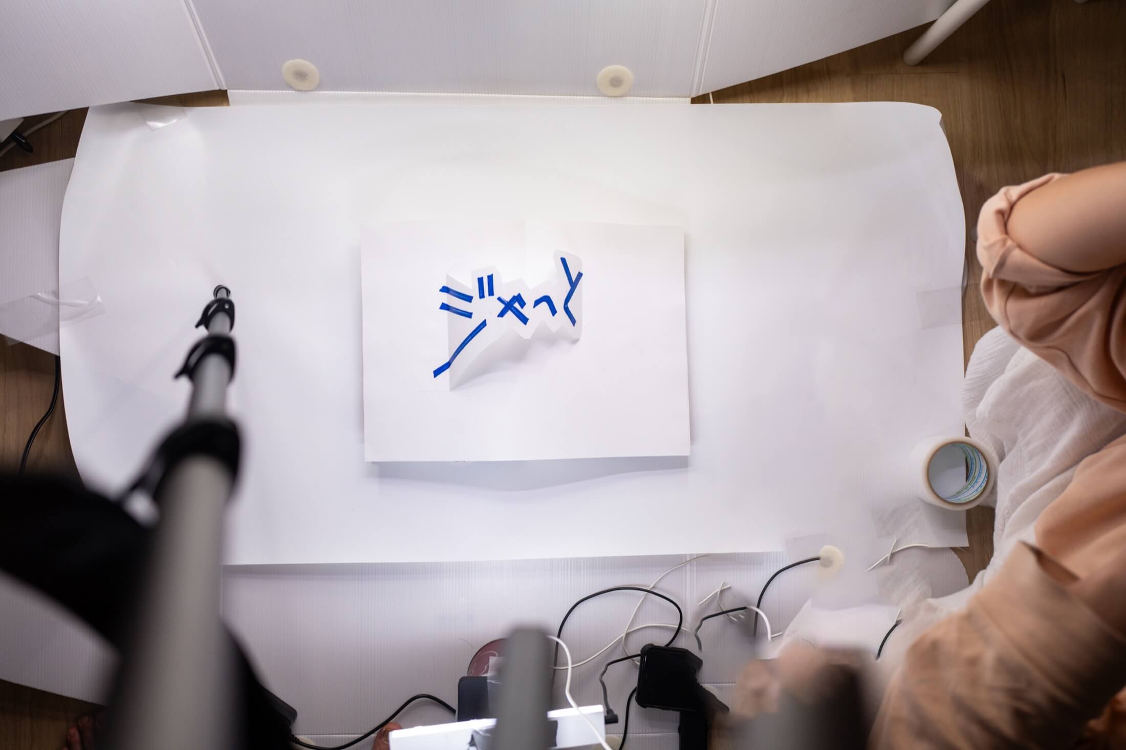 ポップアップブックをコマ撮りする制作風景